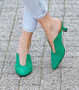 Mid heel pointed toe shoes